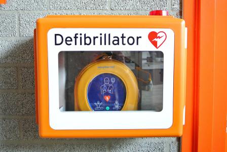 Defibrilator am Tennisplatz